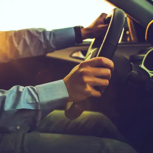 سيارة مع سائق عربي