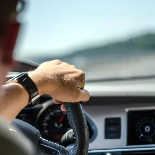 سيارة مع سائق