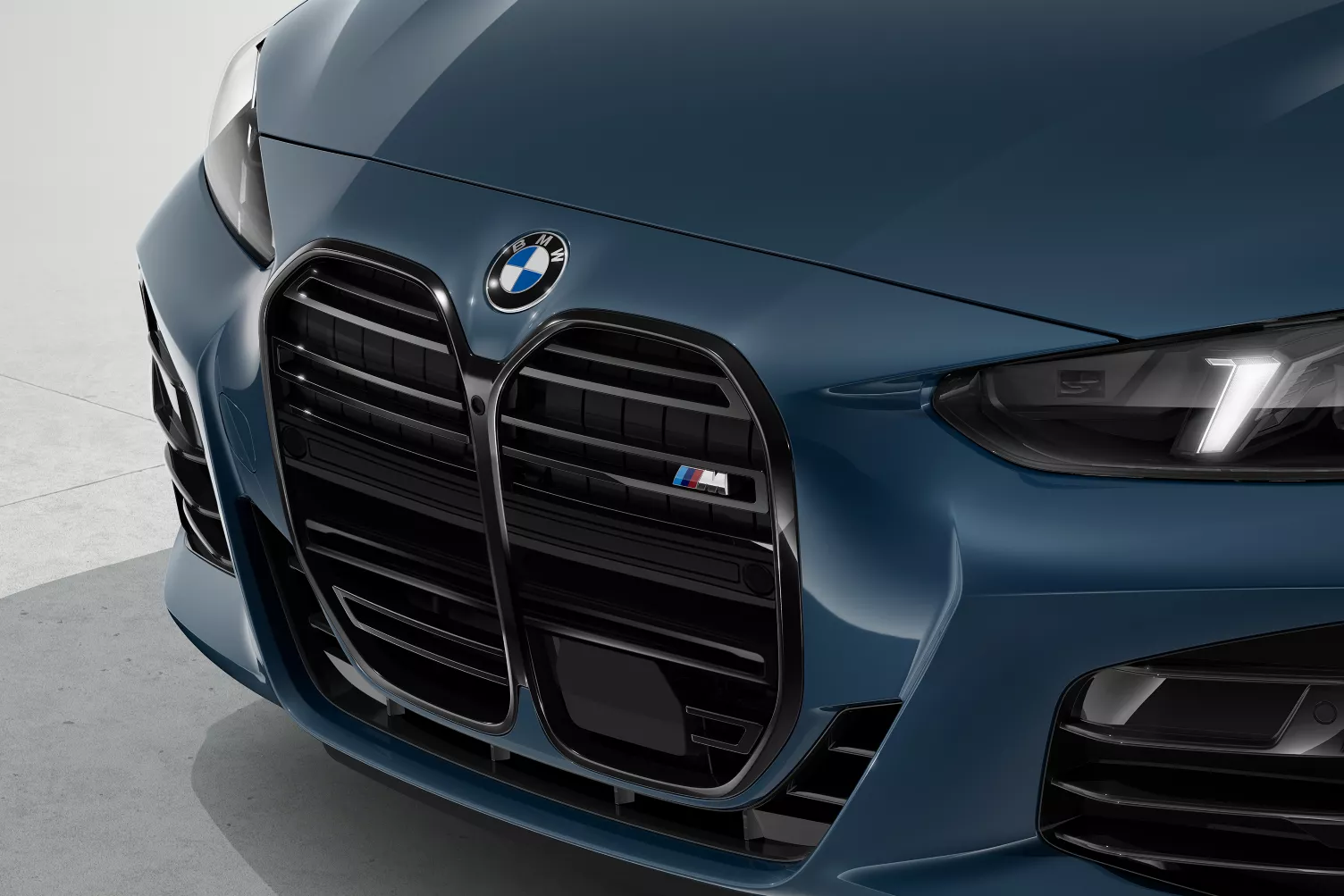 BMW-MY25-4Convertible-DI23_000192831_LSQ_0033_G23_MPA_Front_Detail_Arctic_Raceblue-Retouched_3to2